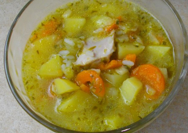 Fotografia przedstawiająca Zupa ogórkowa na rosole - z ryżem i ziemniakami