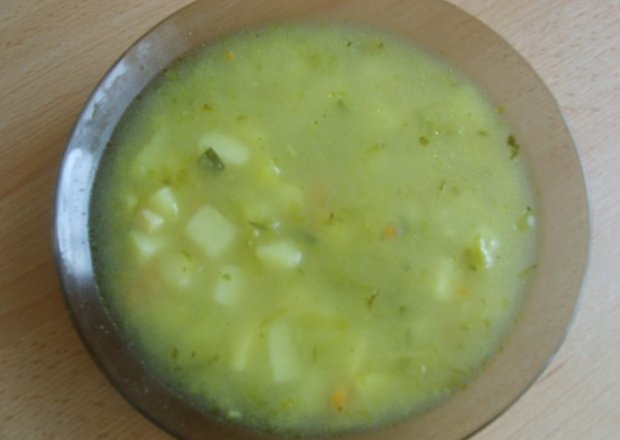 Fotografia przedstawiająca Zupa ogórkowa na udku z kurczaka