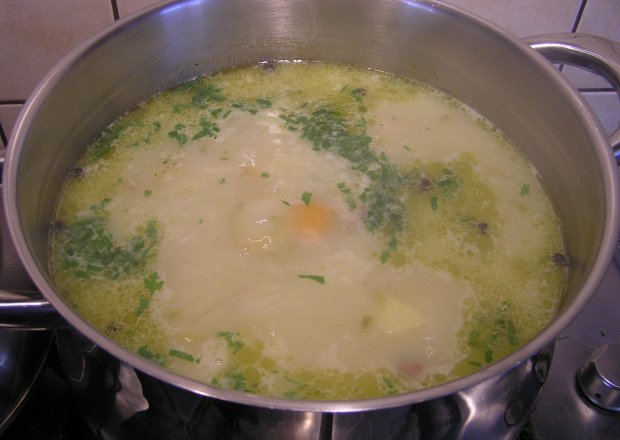 Fotografia przedstawiająca Zupa ogórkowa na żeberkach wieprzowych
