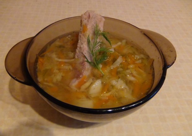 Fotografia przedstawiająca Zupa ogórkowa na żeberkach