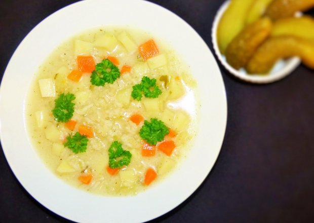 Fotografia przedstawiająca Zupa ogórkowa z brązowym ryżem