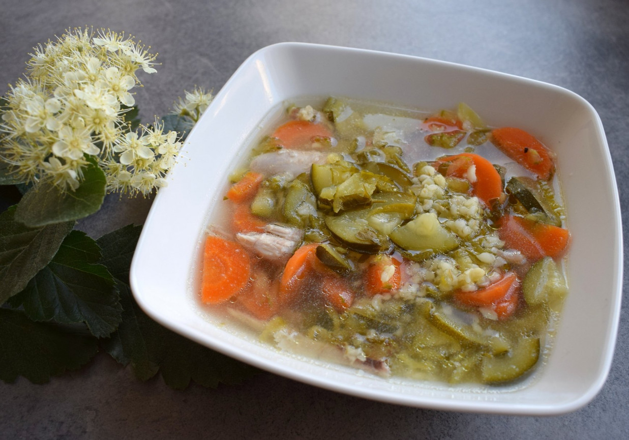 Zupa ogórkowa z cukinią i kaszą bulgur foto