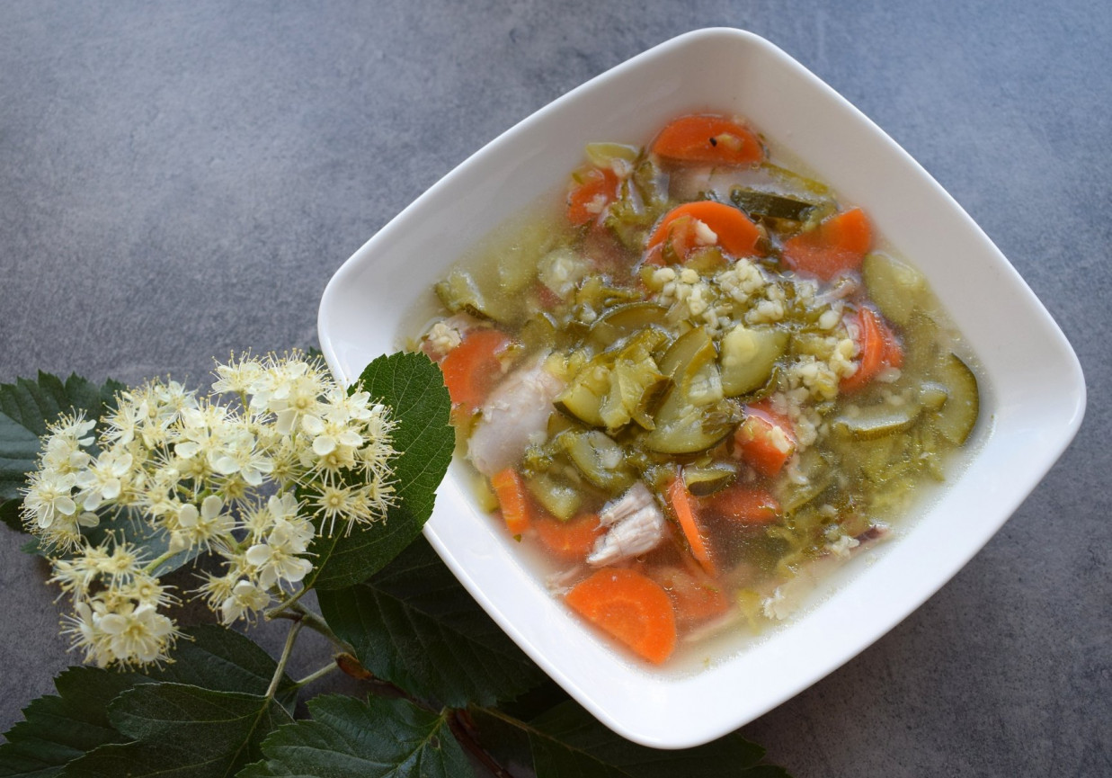 Zupa ogórkowa z cukinią i kaszą bulgur foto