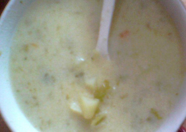 Fotografia przedstawiająca zupa ogórkowa z czosnkiem
