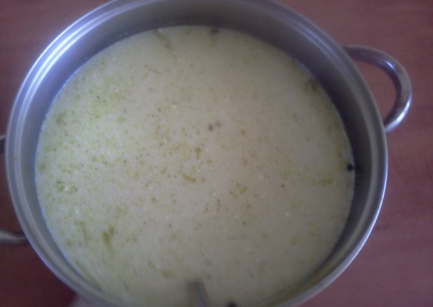 Fotografia przedstawiająca zupa ogórkowa z dużą ilością śmietany