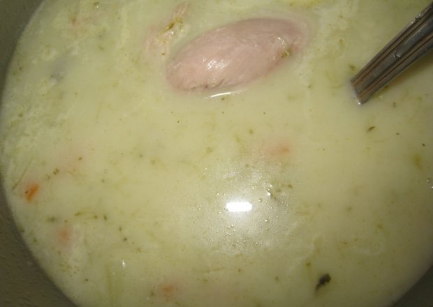 Fotografia przedstawiająca Zupa ogórkowa z groszkiem