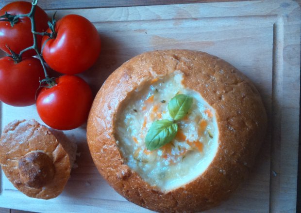 Fotografia przedstawiająca Zupa ogórkowa z kaszą jaglaną podana w chlebie :)