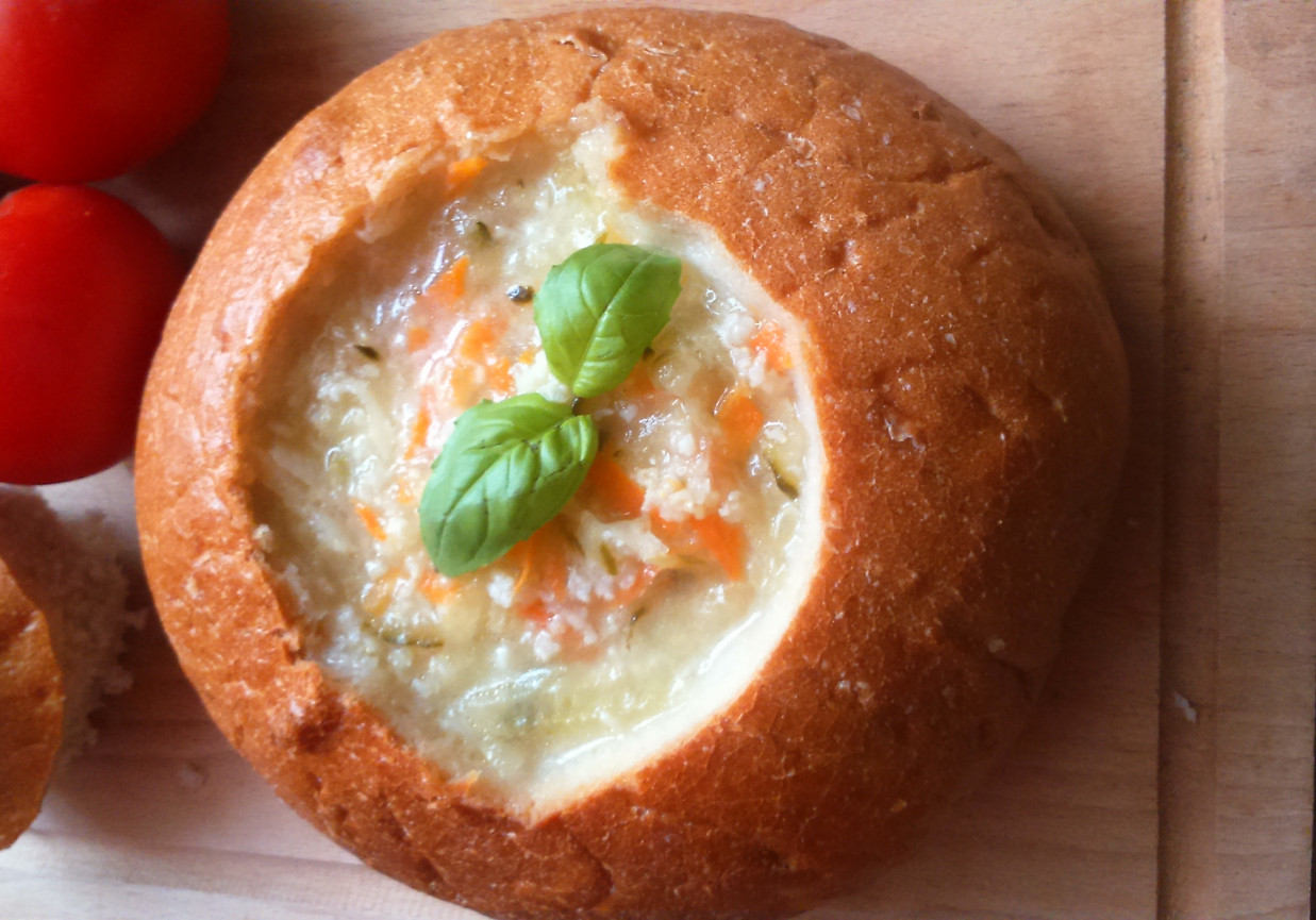 Zupa ogórkowa z kaszą jaglaną podana w chlebie :) foto