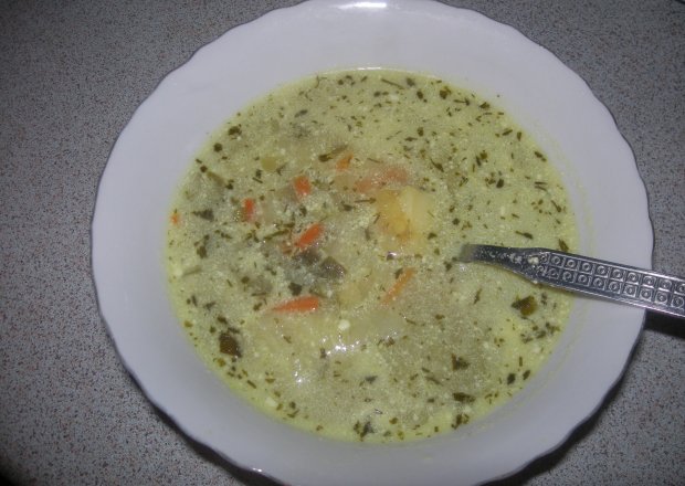 Fotografia przedstawiająca zupa ogórkowa z koperkiem