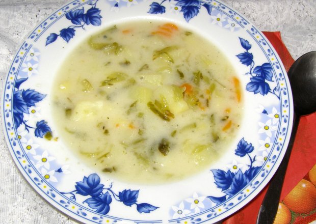 Fotografia przedstawiająca zupa ogórkowa z koprem włoskim...