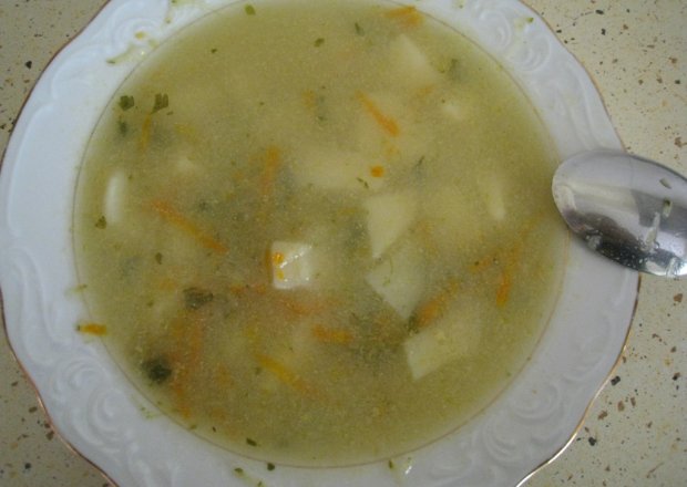 Fotografia przedstawiająca zupa ogórkowa z kurczkiem