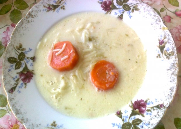 Fotografia przedstawiająca Zupa ogórkowa z makaronem