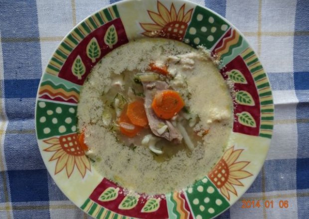 Fotografia przedstawiająca Zupa ogórkowa z mięsem