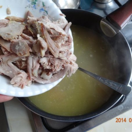 Krok 3 - Zupa ogórkowa z mięsem foto