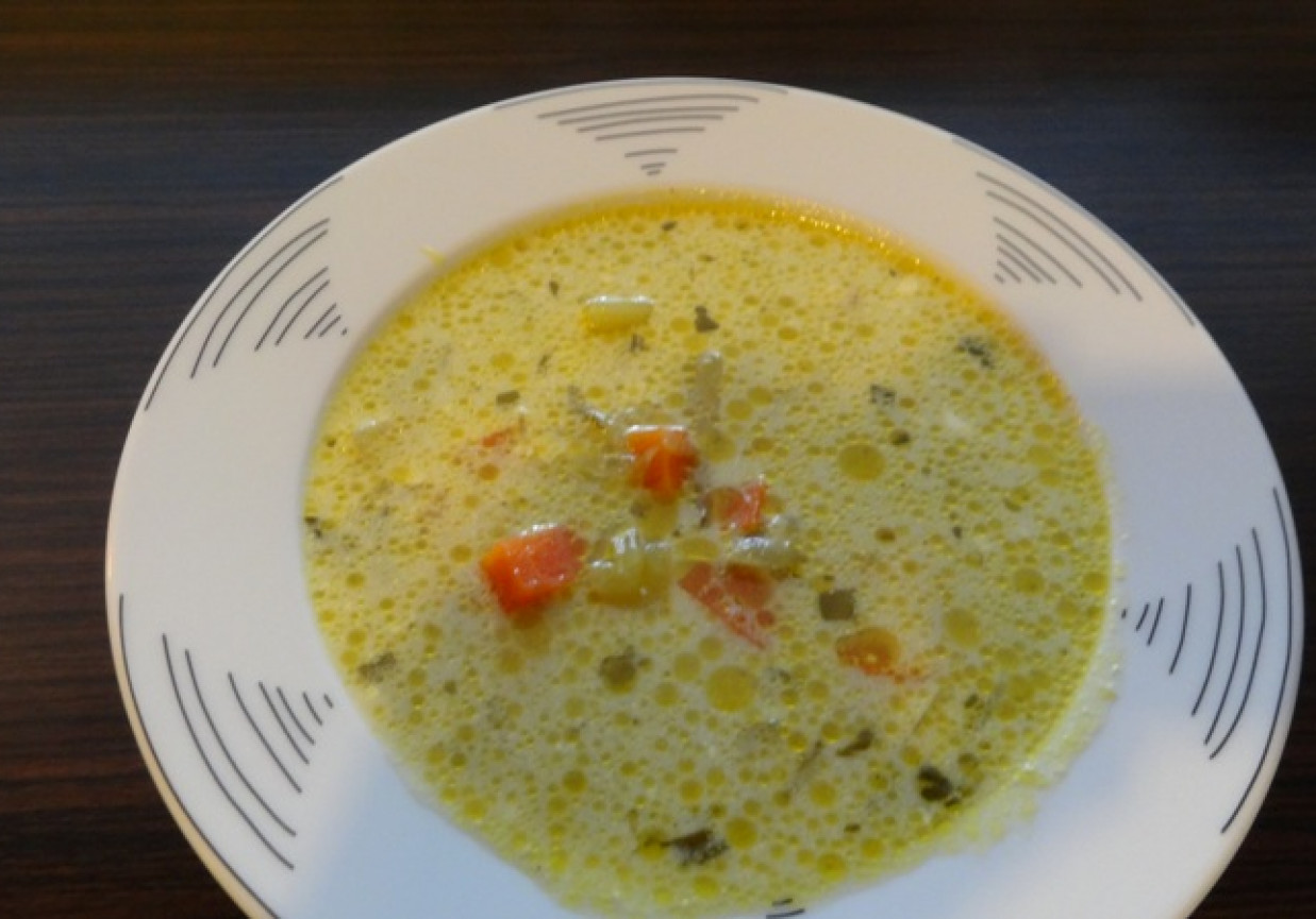 Zupa ogórkowa z nutą czosnkową foto