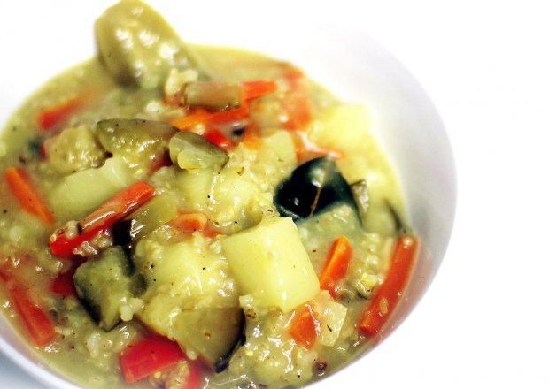 Fotografia przedstawiająca Zupa ogórkowa z nutą indyjskiego curry