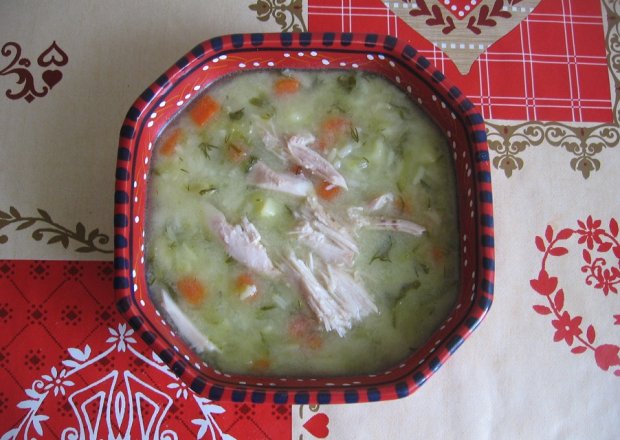 Fotografia przedstawiająca Zupa ogórkowa z ryżem i koperkiem