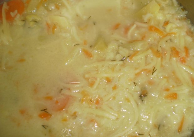 Fotografia przedstawiająca Zupa ogórkowa z ryżem i makaronem