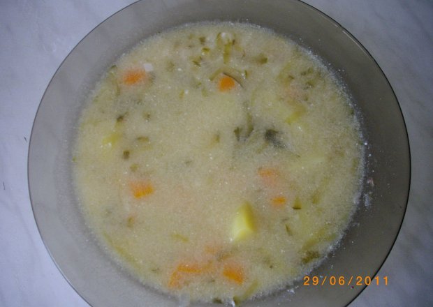 Fotografia przedstawiająca Zupa ogórkowa z ryzem i ziemniakami