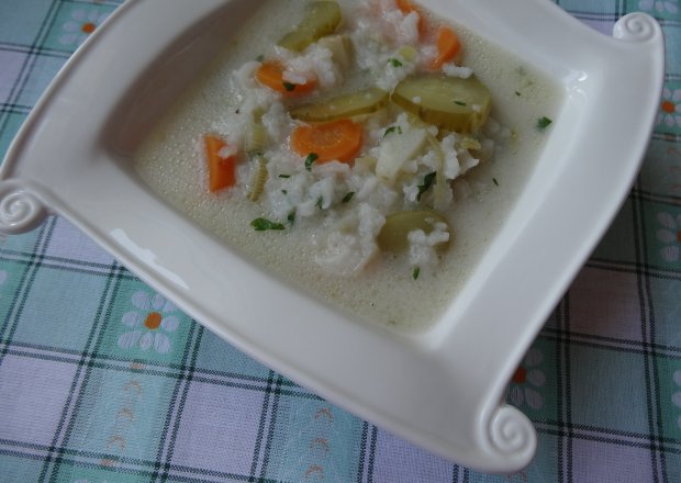 Fotografia przedstawiająca Zupa ogórkowa z ryżem jaśminowym