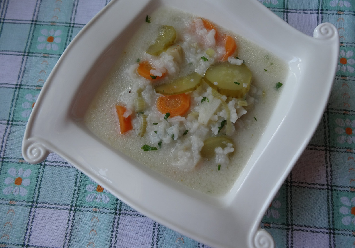 Zupa ogórkowa z ryżem jaśminowym foto