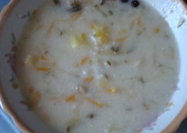 Fotografia przedstawiająca Zupa ogórkowa z ryżem zabielana