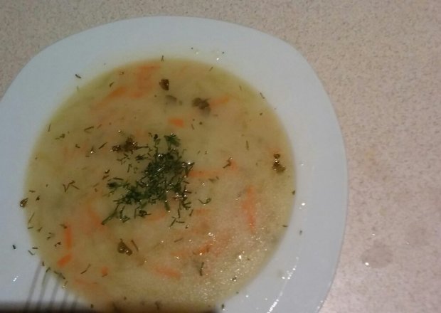 Fotografia przedstawiająca Zupa ogórkowa z ryżem