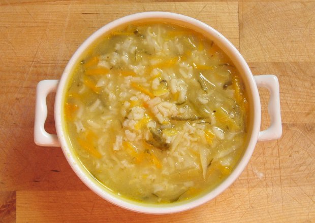 Fotografia przedstawiająca Zupa ogórkowa z ryżem