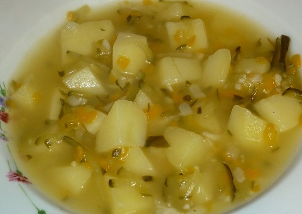 Fotografia przedstawiająca Zupa ogórkowa z warzywami