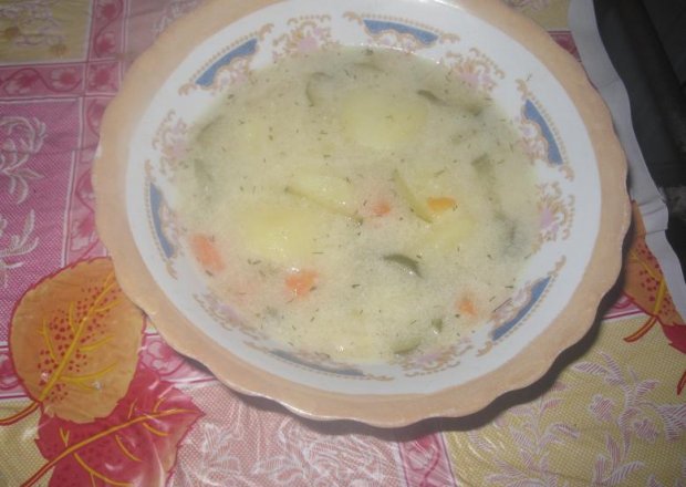 Fotografia przedstawiająca zupa ogórkowa z żeberek