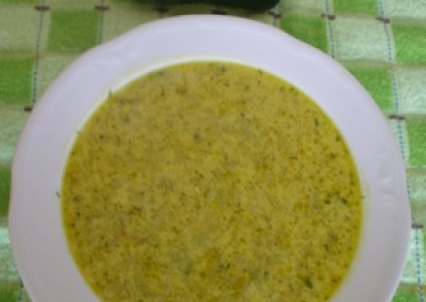 Fotografia przedstawiająca Zupa ogórkowa z zielonych ogórków