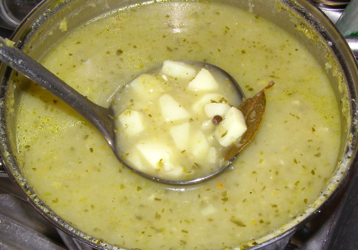zupa ogórkowa z ziemniakami i koprem suszonym na maśle... foto