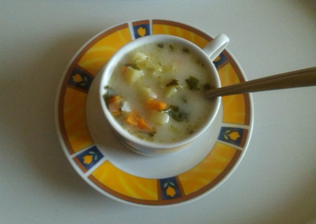 Fotografia przedstawiająca Zupa ogórkowa z ziemniakami i ryżem