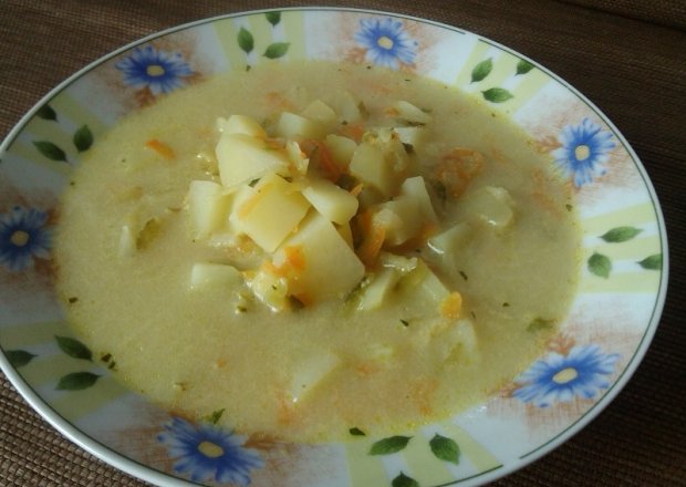 Fotografia przedstawiająca Zupa ogórkowa z ziemniakami i serkiem