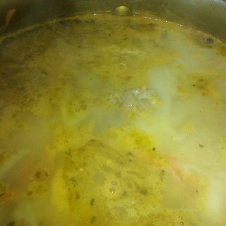 Krok 3 - Zupa ogórkowa z ziemniakami i serkiem foto