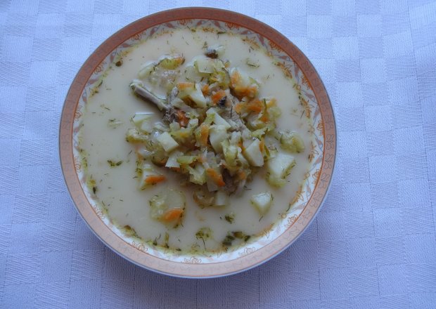 Fotografia przedstawiająca Zupa ogórkowa z ziemniakami na żeberkach