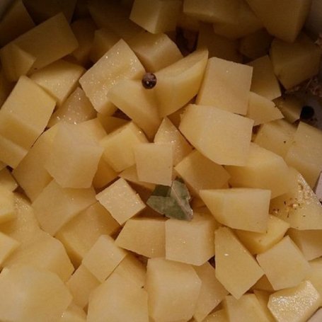Krok 1 - Zupa ogórkowa z ziemniakami zabielana śmietaną foto