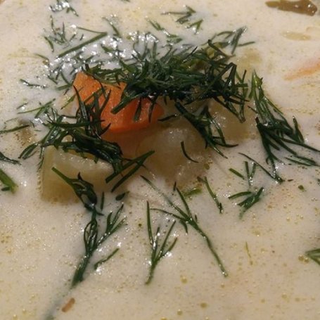 Krok 6 - Zupa ogórkowa z ziemniakami zabielana śmietaną foto