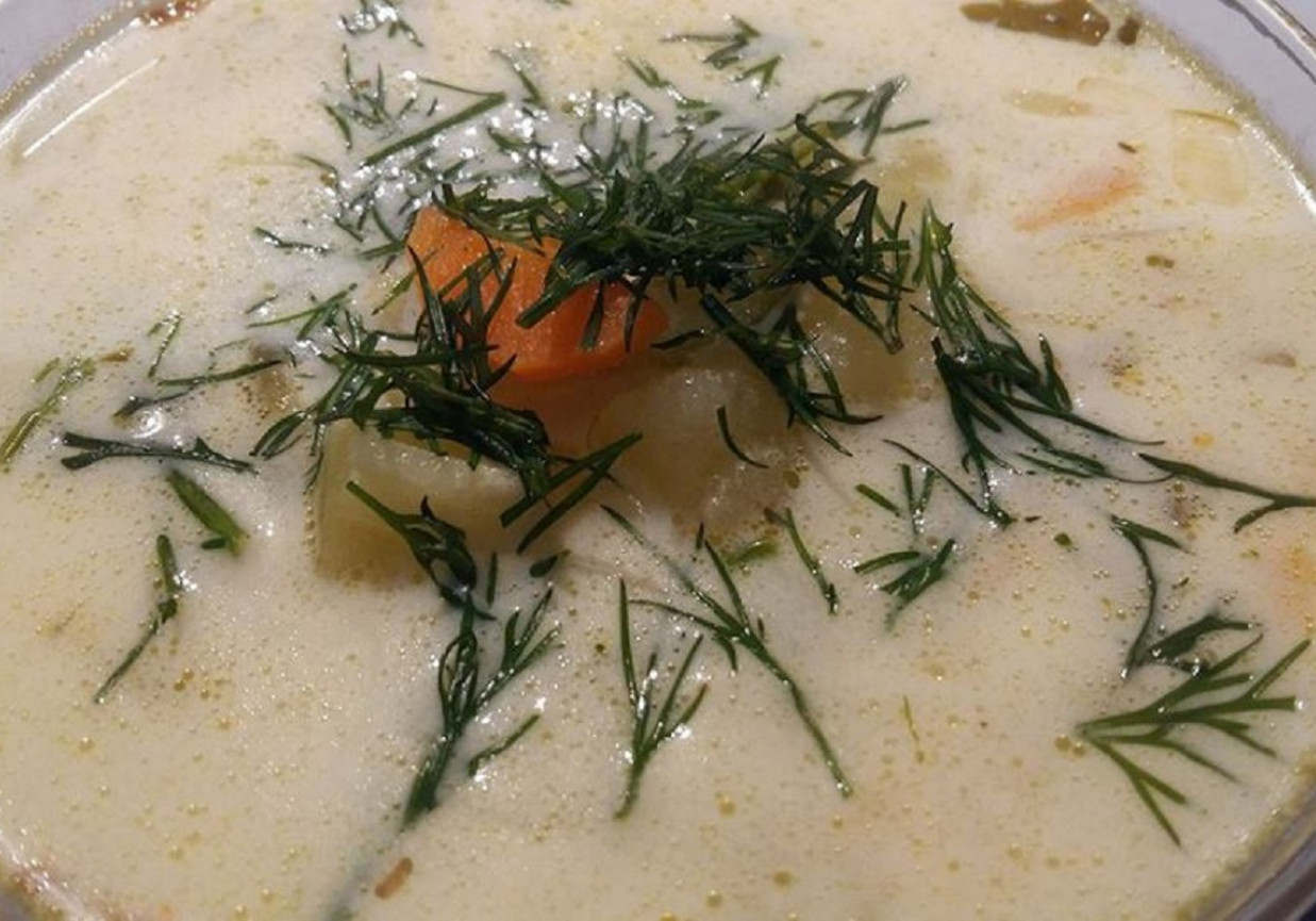 Zupa ogórkowa z ziemniakami zabielana śmietaną foto