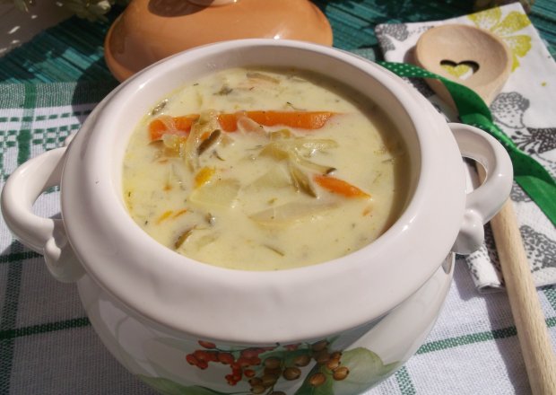 Fotografia przedstawiająca Zupa ogórkowa z ziemniakami.
