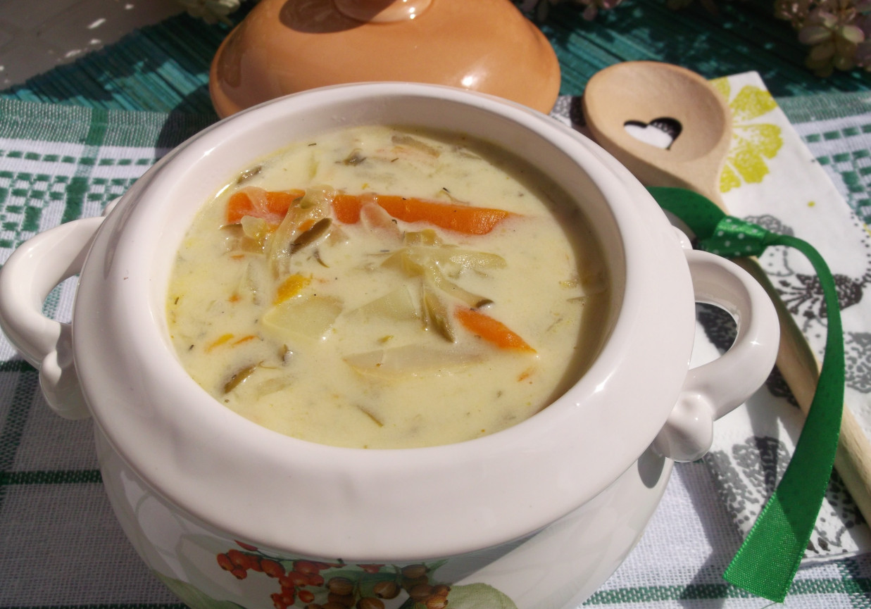 Zupa ogórkowa z ziemniakami. foto