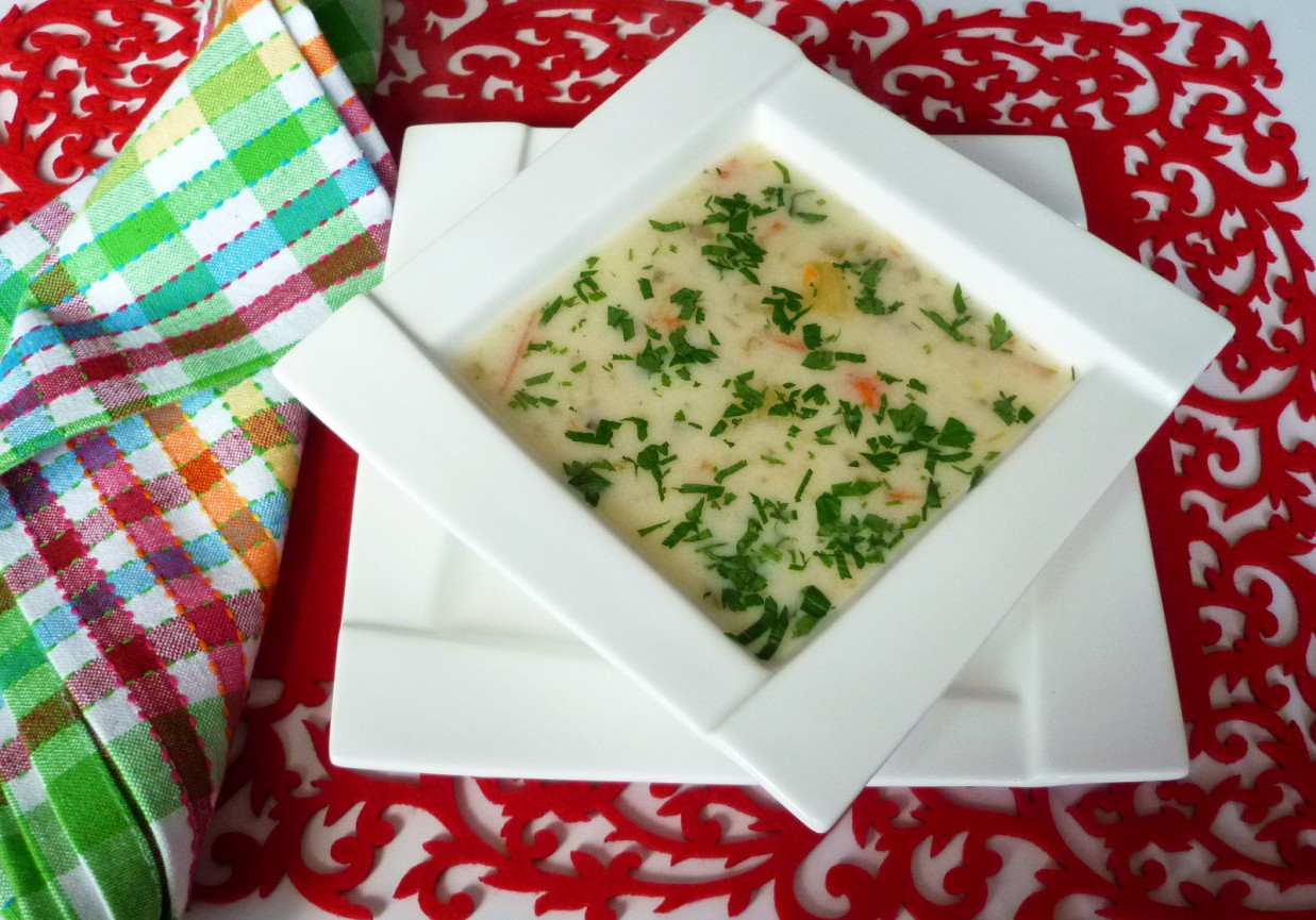 Zupa ogórkowa z ziemniakami foto