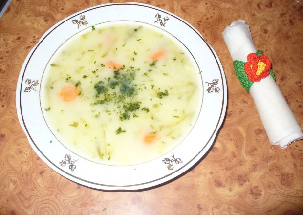 Fotografia przedstawiająca Zupa ogórkowa z ziemniakami