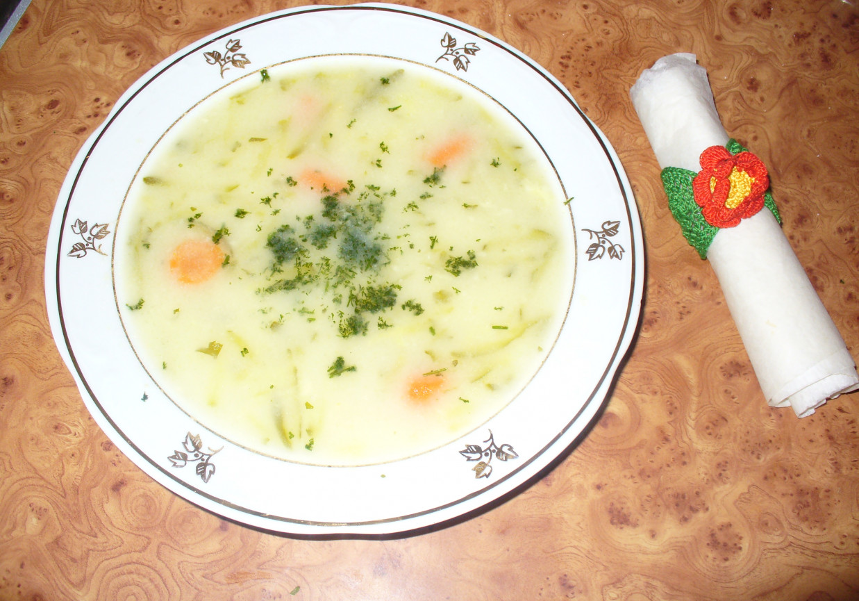 Zupa ogórkowa z ziemniakami foto