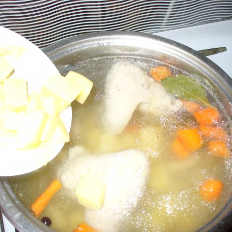 Krok 5 - Zupa ogórkowa z ziemniakami foto
