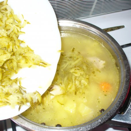 Krok 7 - Zupa ogórkowa z ziemniakami foto