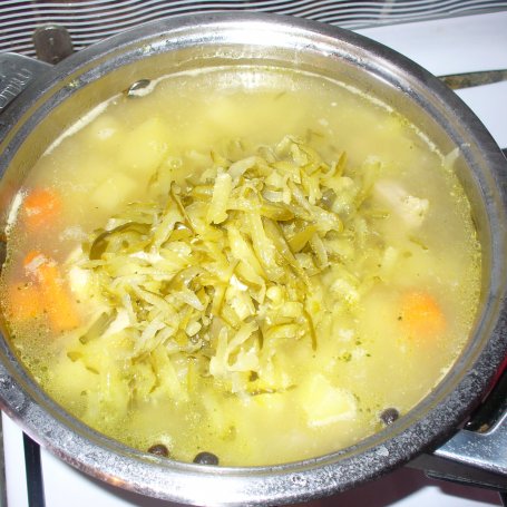 Krok 8 - Zupa ogórkowa z ziemniakami foto
