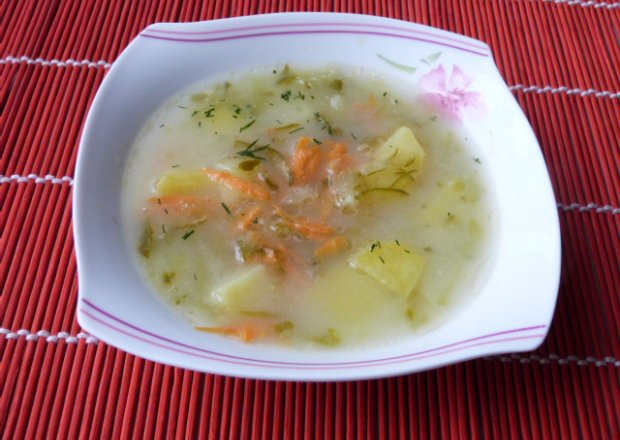 Fotografia przedstawiająca Zupa ogórkowa z ziemniakami
