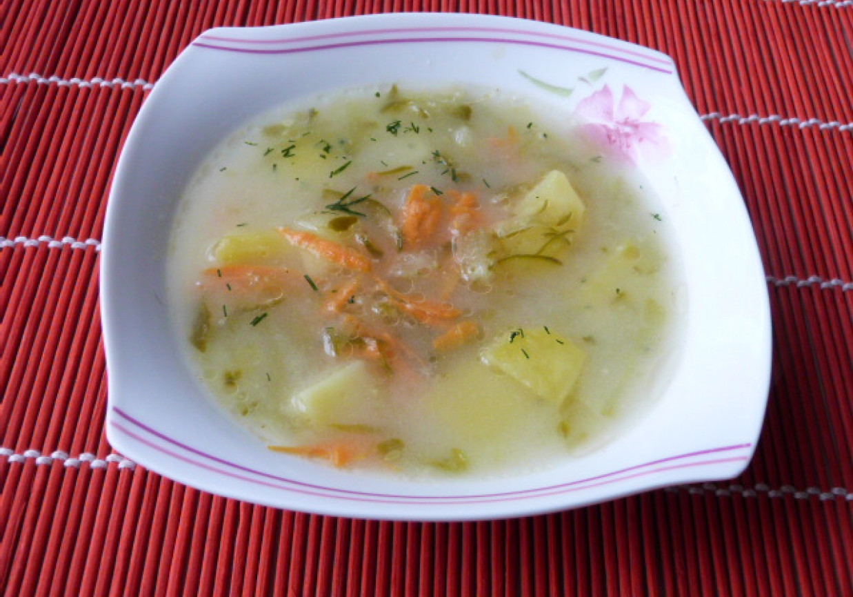 Zupa ogórkowa z ziemniakami foto