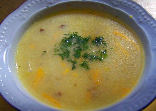 Fotografia przedstawiająca Zupa ogórkowa ze śmiataną